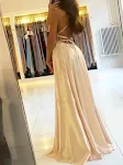 Vestido longo de praia feminino elegante em cetim, fenda na perna e amarração. Perfeito para um look sofisticado e confortável na praia. — foto 2