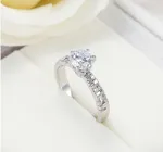 Anel de joia de ouro branco com zircônia. Beleza e brilho em suas mãos. Presente ideal. Joia feminina elegante e sofisticada. — foto 4