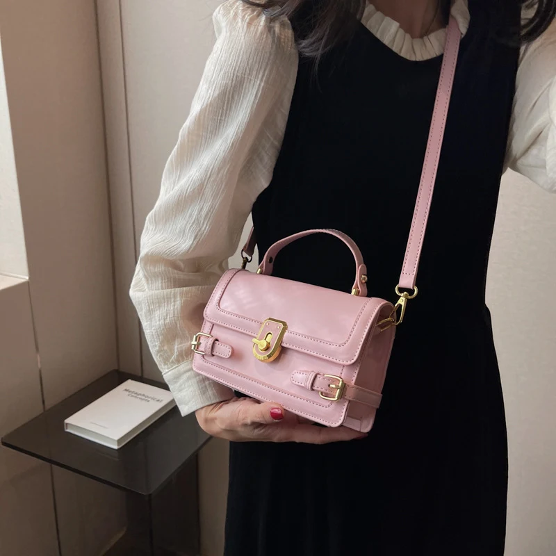 Bolsa feminina pequena quadrada de ombro, prática e elegante para carregar seus essenciais com charme e funcionalidade. — foto 7