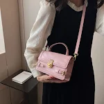 Bolsa feminina pequena quadrada de ombro, prática e elegante para carregar seus essenciais com charme e funcionalidade. — foto 7