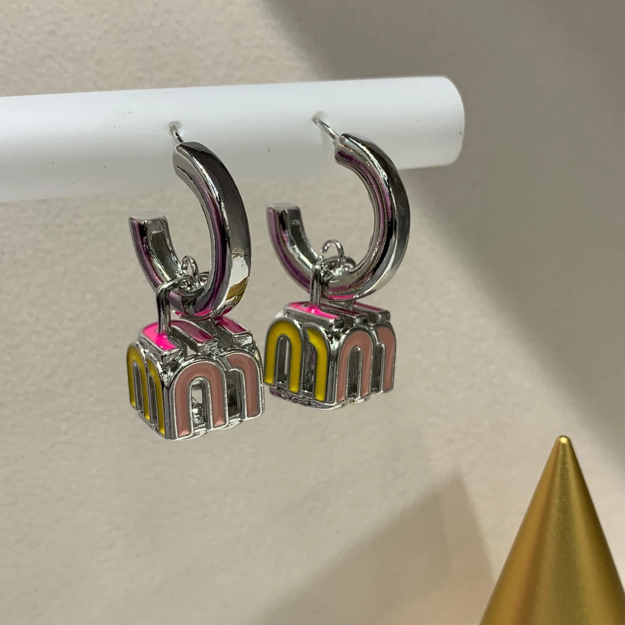 Brincos de Stud com Letras do Alfabeto para Mulheres Tendência Nova. Adicione estilo e personalidade ao seu visual diário com estes brincos. — foto 6