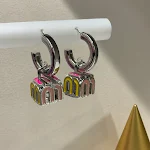 Brincos de Stud com Letras do Alfabeto para Mulheres Tendência Nova. Adicione estilo e personalidade ao seu visual diário com estes brincos. — foto 6