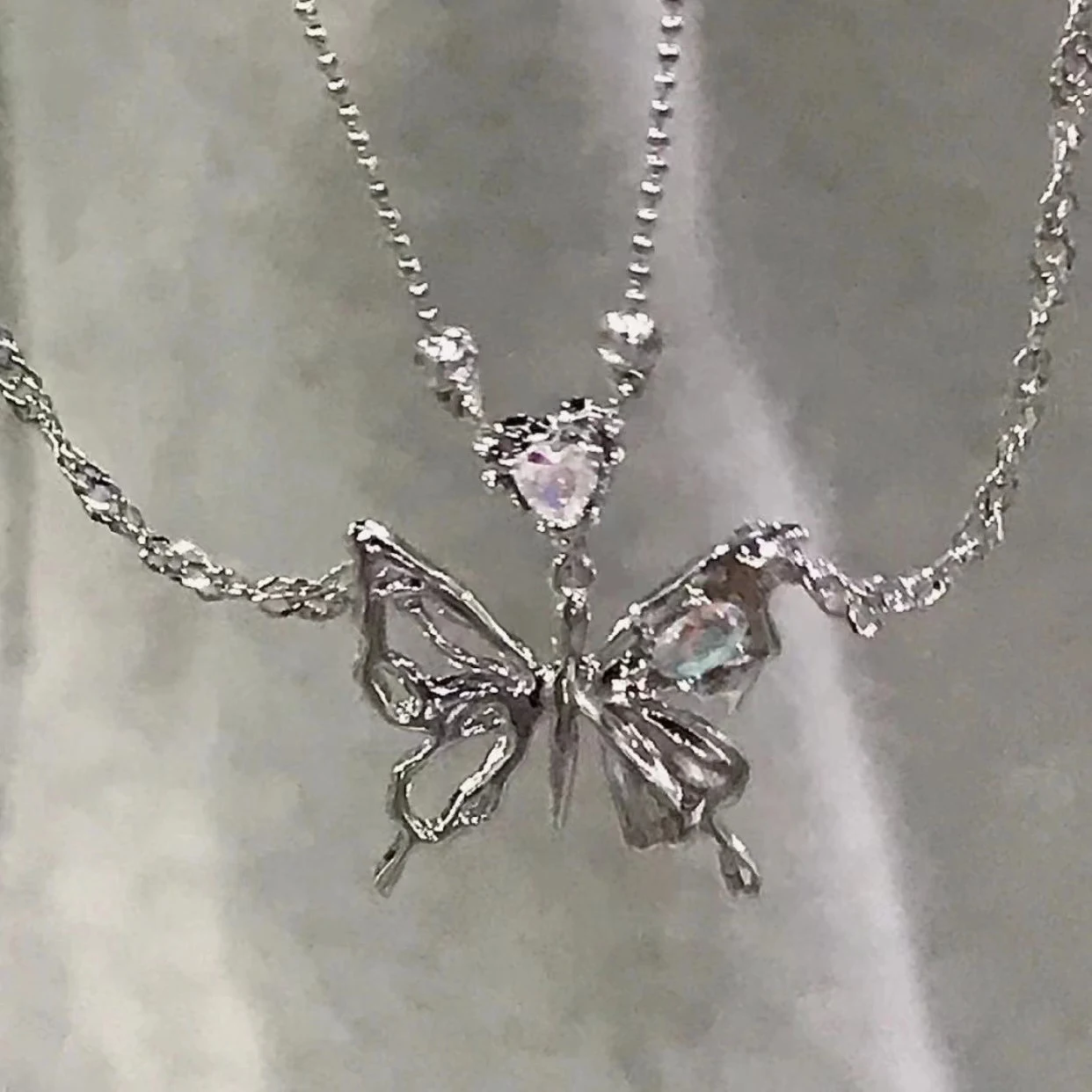 Colar borboleta de camada dupla com design especial para mulheres, um acessório estiloso e elegante para complementar seu visual diário ou especial. — foto 7
