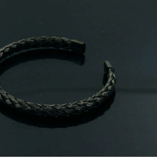Title 5, Pulseira de arame trançado torcido