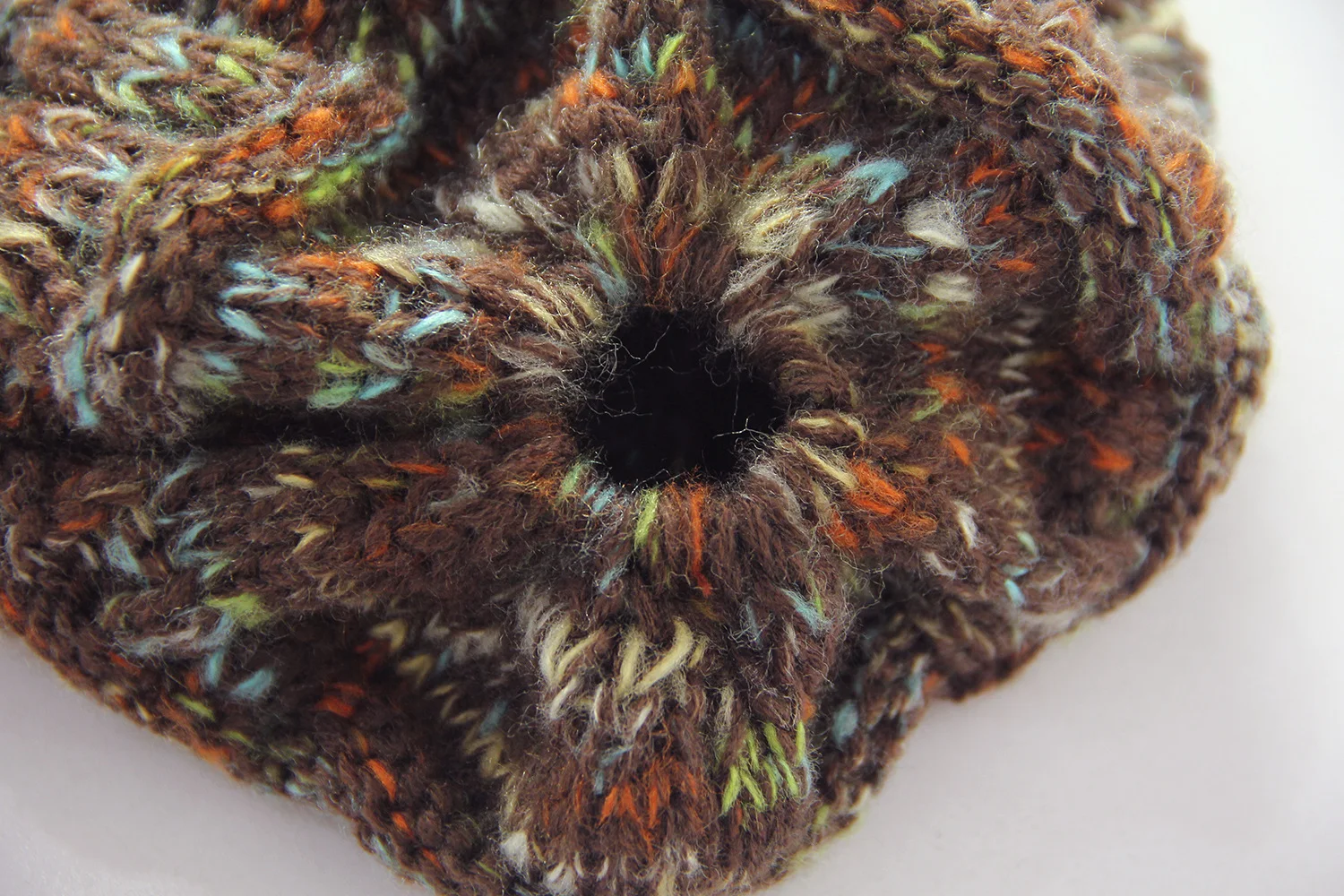 Title 13, Kleur pulloverhoed paardenstaartpet