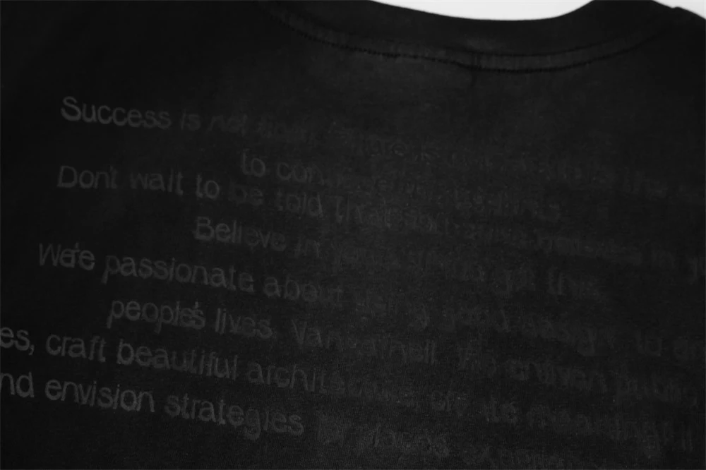 Regata masculina soltinha com estampa de letras, ideal para um visual casual e despojado no verão. Conforto e estilo em uma só peça. — foto 3