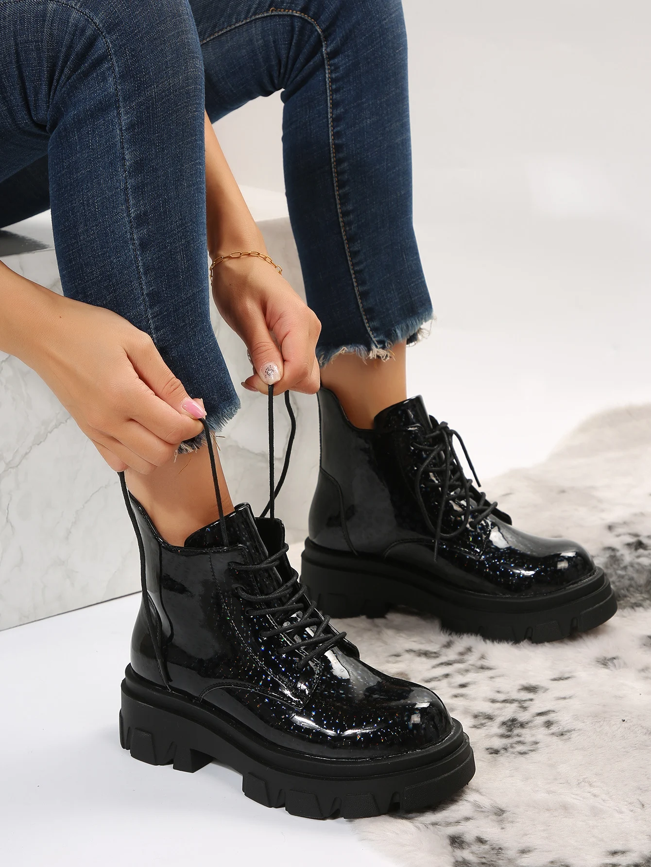 Botas femininas de cano alto e baixo com brilho. Aumente seu estilo com estas botas confortáveis e modernas. Perfeitas para qualquer ocasião. — foto 5