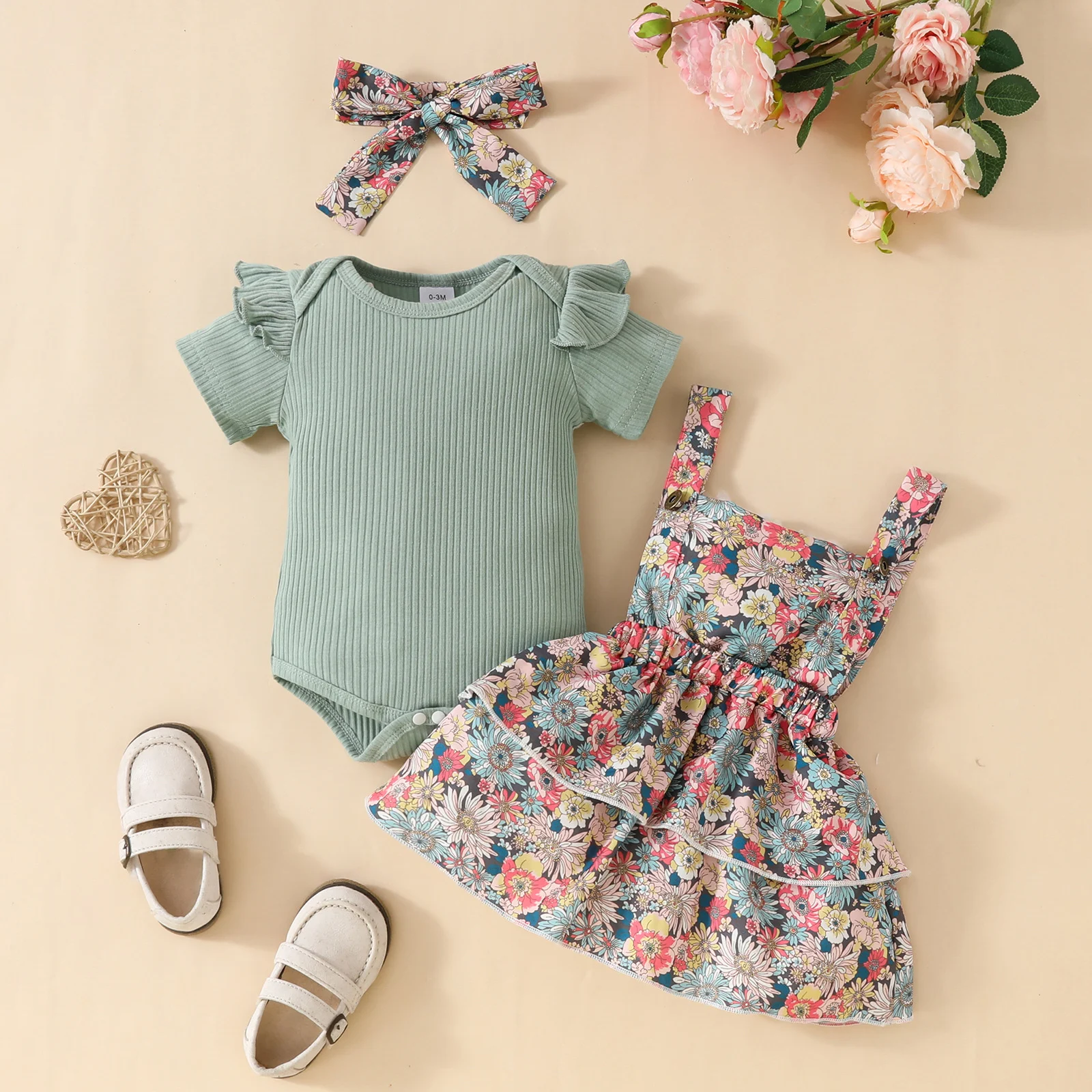 Conjunto para recém-nascidos com romper triangular de manga curta e saia com suspensórios, perfeito para conforto e estilo do bebê. — foto 3