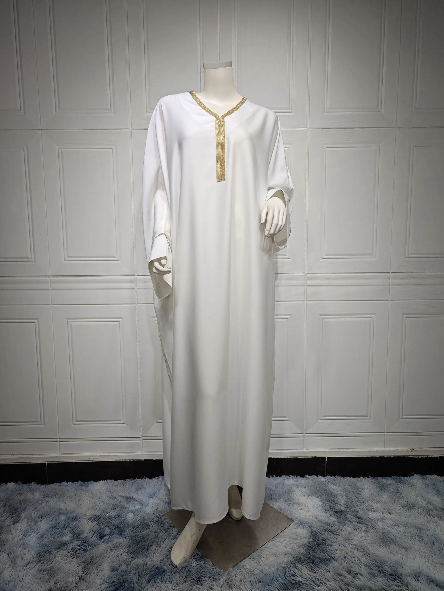 Vestido feminino de moda com mangas morcego estilo robe. Confortável e elegante para diversas ocasiões. Ideal para um visual moderno e sofisticado. — foto 27