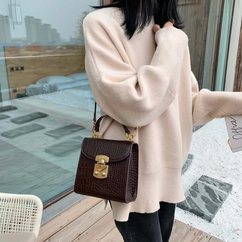 Bolsa mensageiro com textura moderna para carregar seus itens essenciais com estilo e conforto, ideal para trabalho e uso diário, leve e prática. — foto 1