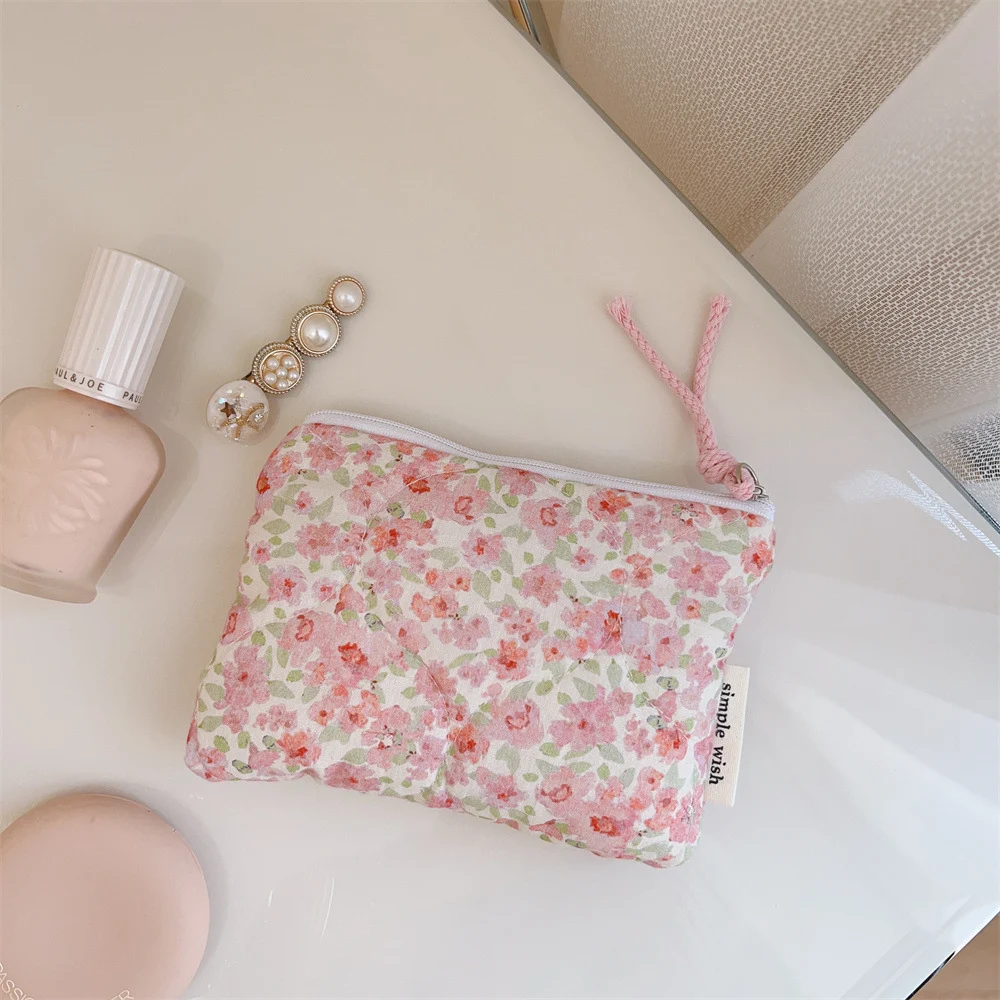 Quilted thick cloth storage bag for earphones, lipstick, tampons, and cards. Provides ideal organization and protection — photo 6