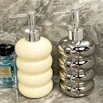 Keramik Duschgel-Leerflasche mit Unterteilungen und Pumpe. Praktische Aufteilung und stilvolle Dosierung für Ihr Badezimmer — foto 7