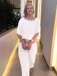 Camisa com lantejoulas e gola redonda combinando com cores batwing, calças largas, terno feminino — foto 1