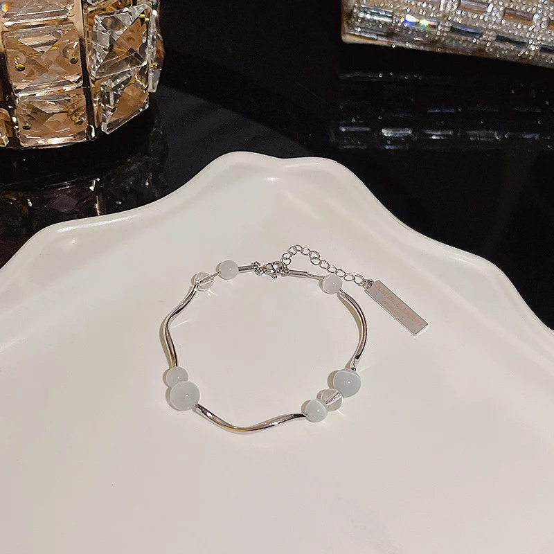 Pulseira versátil de flores com zircônia e pérolas, um toque de elegância. Perfeita para qualquer ocasião, realça sua beleza natural. — foto 14