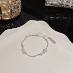 Pulseira versátil de flores com zircônia e pérolas, um toque de elegância. Perfeita para qualquer ocasião, realça sua beleza natural. — foto 14