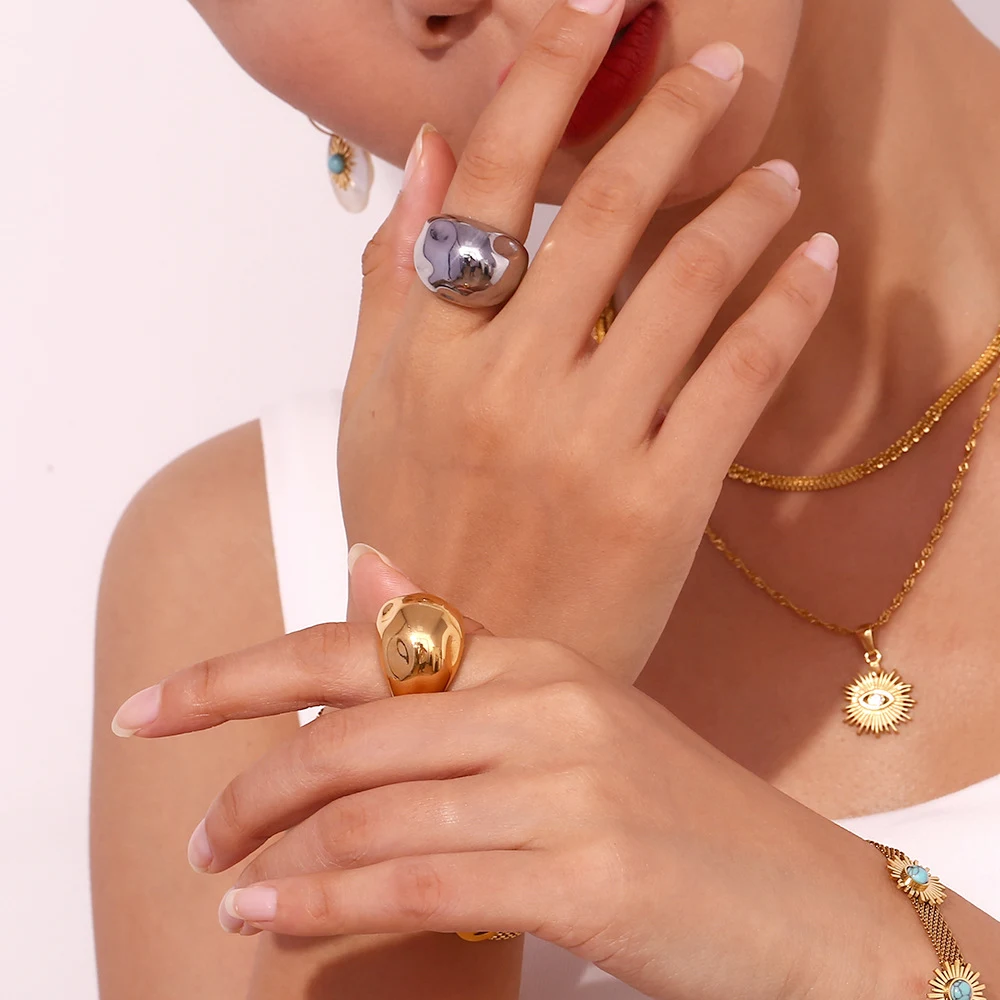 Anel feminino aberto esférico tridimensional em aço inox com banho de ouro 18K e padrão martelado, sofisticado e moderno. — foto 5