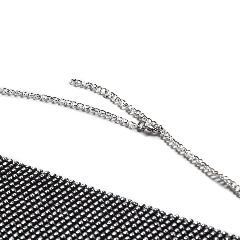Top halter con cadena de metal y brillantes para mujer. Diseño super flash, estilo tubo y tirantes. Perfecto para looks glamurosos y modernos. — foto 4