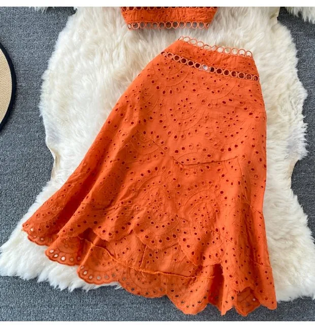 Title 18, Conjunto top bandeau com alças e saia com babad...