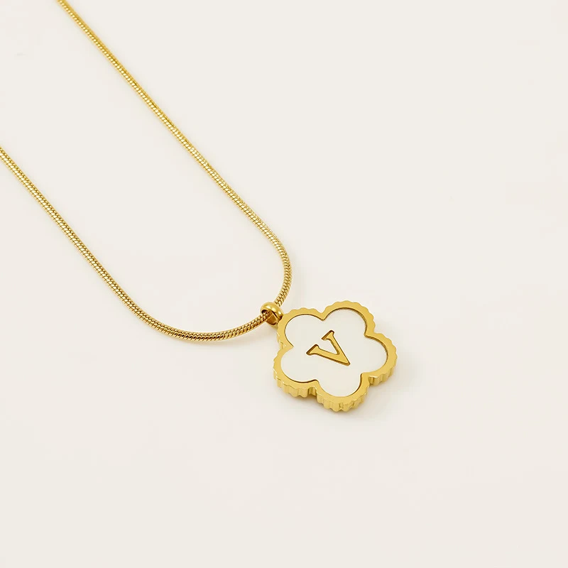 Colar de letra simples em aço inoxidável com flor fashion. Um acessório elegante e charmoso para complementar seu visual com estilo. — foto 21