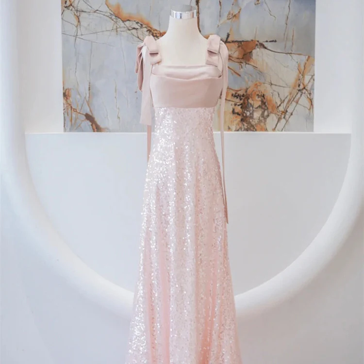 Vestido cocktail sereia com paetês, modelagem slim. Elegância e sofisticação para festas e eventos especiais. Realce sua silhueta e brilhe. — foto 1