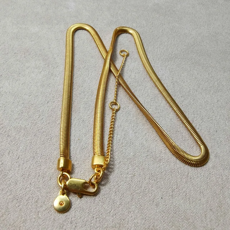 Colar curto básico de metal Snake Bone, design simples e elegante. Ideal para uso diário, adicionando um toque sutil ao seu visual. — foto 4