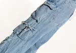 Calças femininas largas com vários bolsos, lavadas e desgastadas. Roupa fashion para um visual moderno e confortável. — foto 4