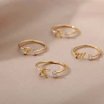 Anel de Letras A-Z banhado a ouro 18K. Presenteie com estilo e personalize seu visual. Demonstre amor com uma joia única. — foto 35