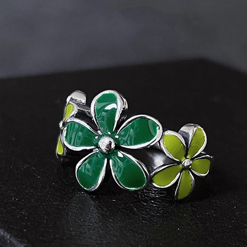 Anel de flor verde natural esmaltado para mulheres, perfeito para adicionar um toque elegante e vibrante ao seu visual, celebrando a beleza da natureza. — foto 1
