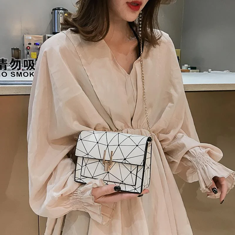 Mala kvadratna torba sa lancem i bravom za svaki stil. Uživajte u kombinaciji stila i funkcionalnosti u jednoj elegantnoj i svestranoj torbi. — foto 2
