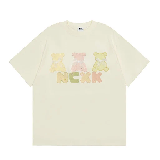 Title 2, Camiseta de manga curta com bordado de urso e l...