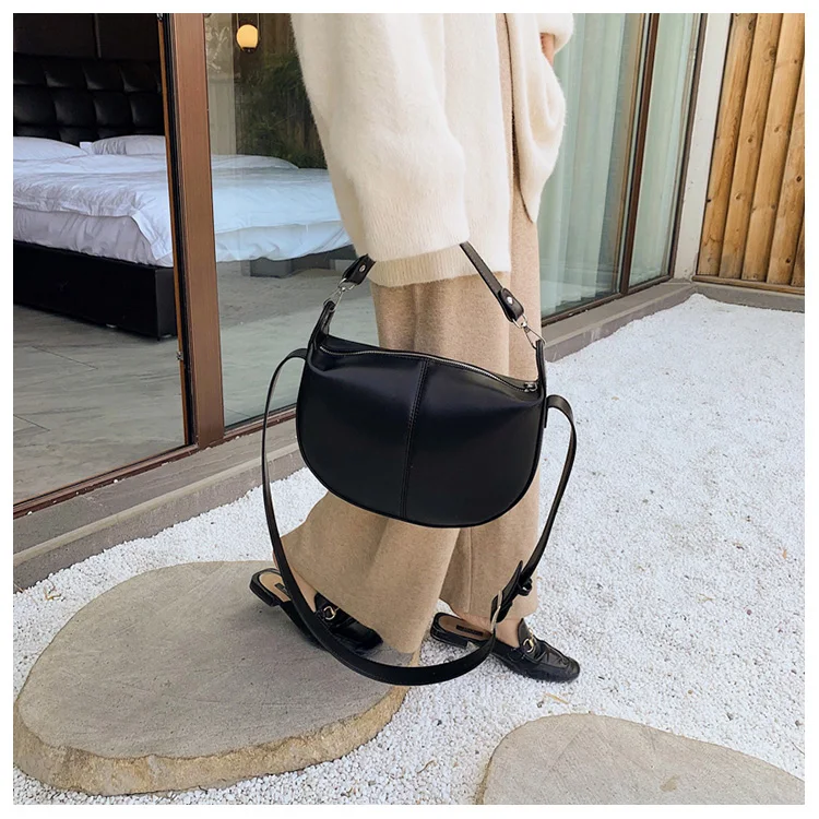 Veelzijdige, getextureerde diagonale schoudertas. Deze eenvoudige tas past bij elke outfit en biedt dagelijks comfort en stijl. — foto 11