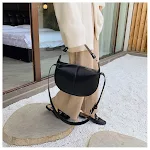 Veelzijdige, getextureerde diagonale schoudertas. Deze eenvoudige tas past bij elke outfit en biedt dagelijks comfort en stijl. — foto 11