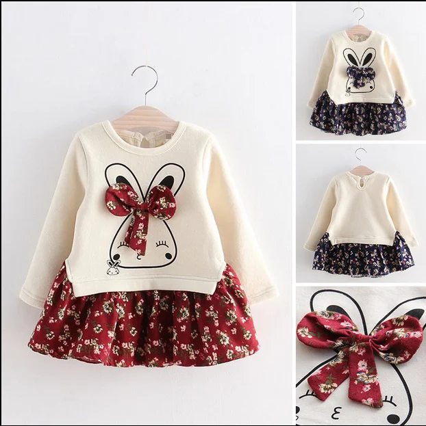 Herbstliches Mädchenkleid mit Blumenmuster, Schleife und Samt. Bezaubernd, bequem und stilvoll für besondere Anlässe im Herbst. — foto 1