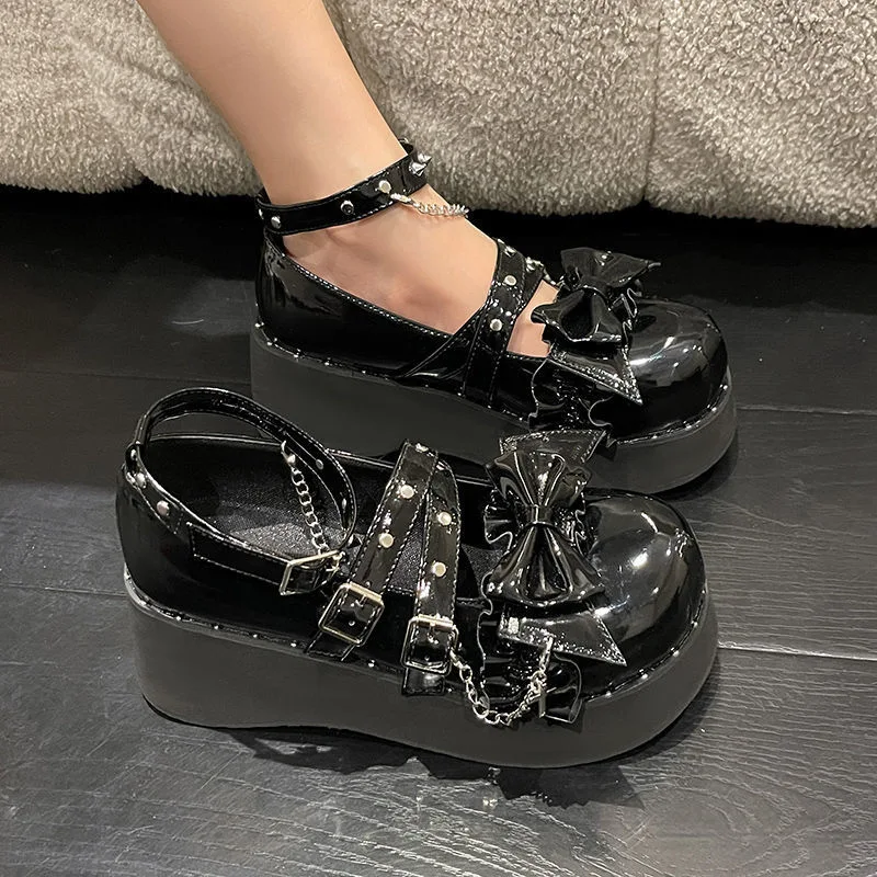 Scarpe piccole in pelle da donna stile britannico con fiocco, catena e rivetti. Eleganza e comfort assicurati. — foto 8