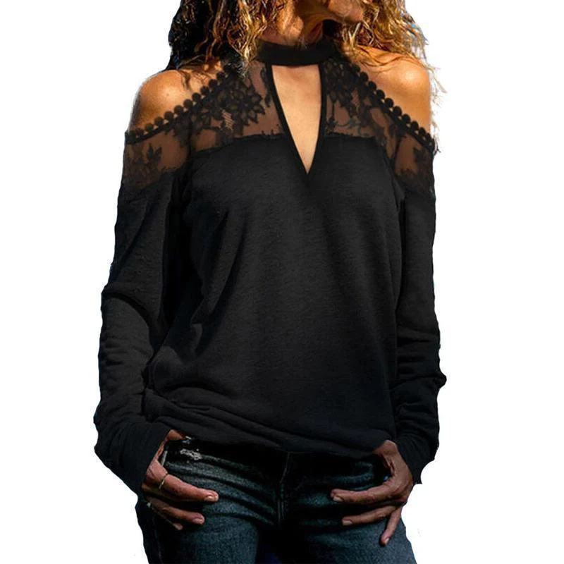 T-shirt sciolto con scollo a V tinta unita e drappeggio in pizzo sulla spalla, un capo versatile per un look femminile e confortevole — foto 4