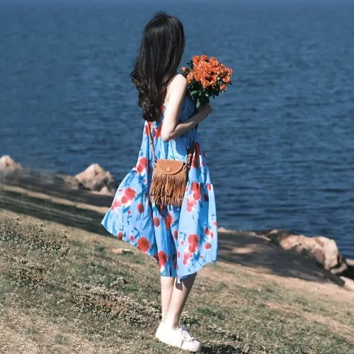 Vestido Praia Seaside com colete, ideal para dias de sol. Leve, fresco e estiloso, perfeito para um visual de verão descontraído e confortável. — foto 1