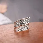 Anel criativo com design de folha, para um estilo natural e elegante. Perfeito para uso diário e realçar seu visual com delicadeza. — foto 1