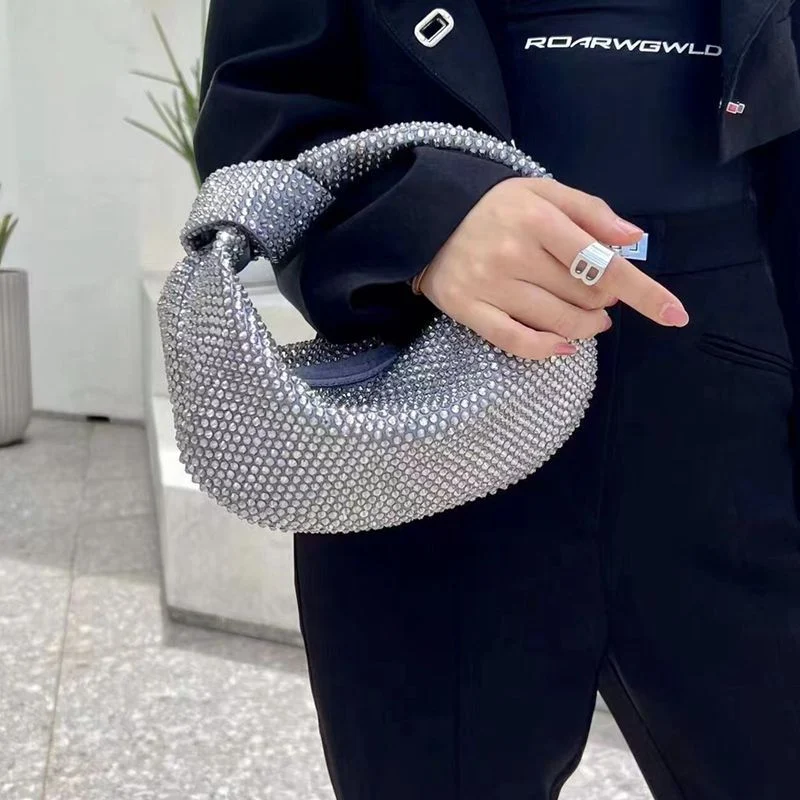 Bolsa de ombro feminina com nó e strass, um acessório charmoso e elegante. Leve seus pertences com estilo e brilho, ideal para diversas ocasiões. — foto 1
