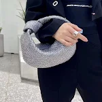 Bolsa de ombro feminina com nó e strass, um acessório charmoso e elegante. Leve seus pertences com estilo e brilho, ideal para diversas ocasiões. — foto 1