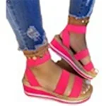Sandali da donna con zeppa e plateau, abbinamento colori, corda di spago. Comfort e stile per un look estivo impeccabile. — foto 2