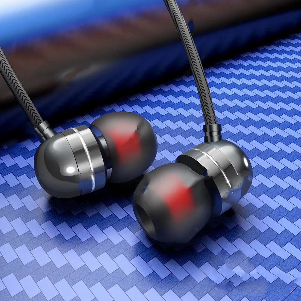 Cuffie cablate con microfono e ottimizzazione audio. Goditi un audio di alta qualità e il controllo completo per chiamate e musica. — foto 2