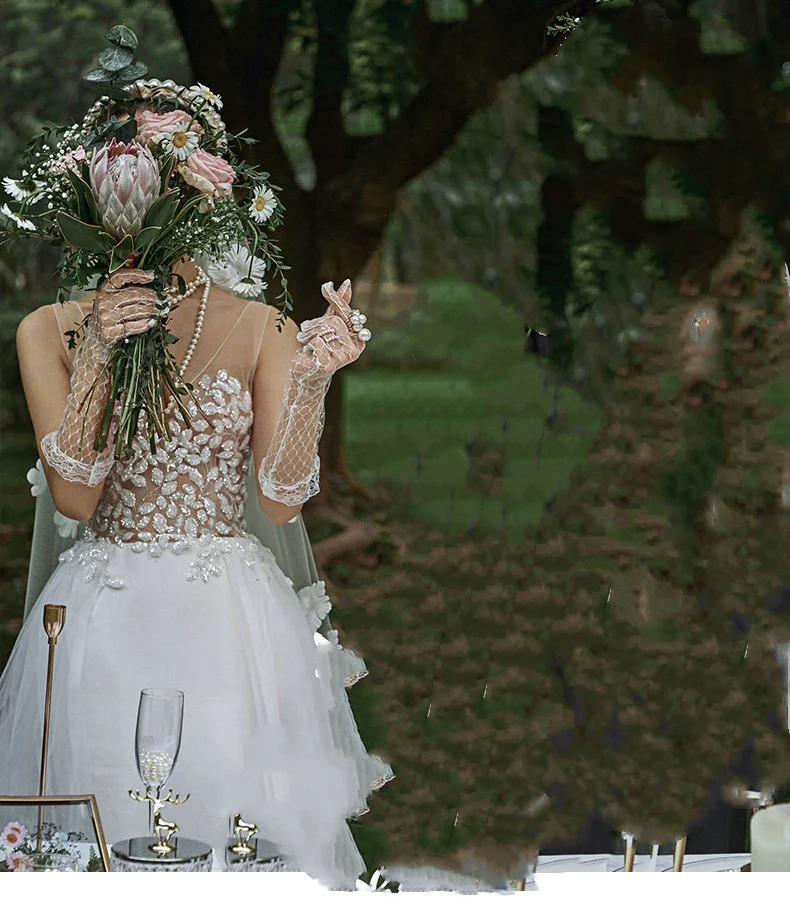 Vestido de noiva de viagem com decote em V de renda para ensaio fotográfico de casal no verão. Ideal para casamentos. — foto 3