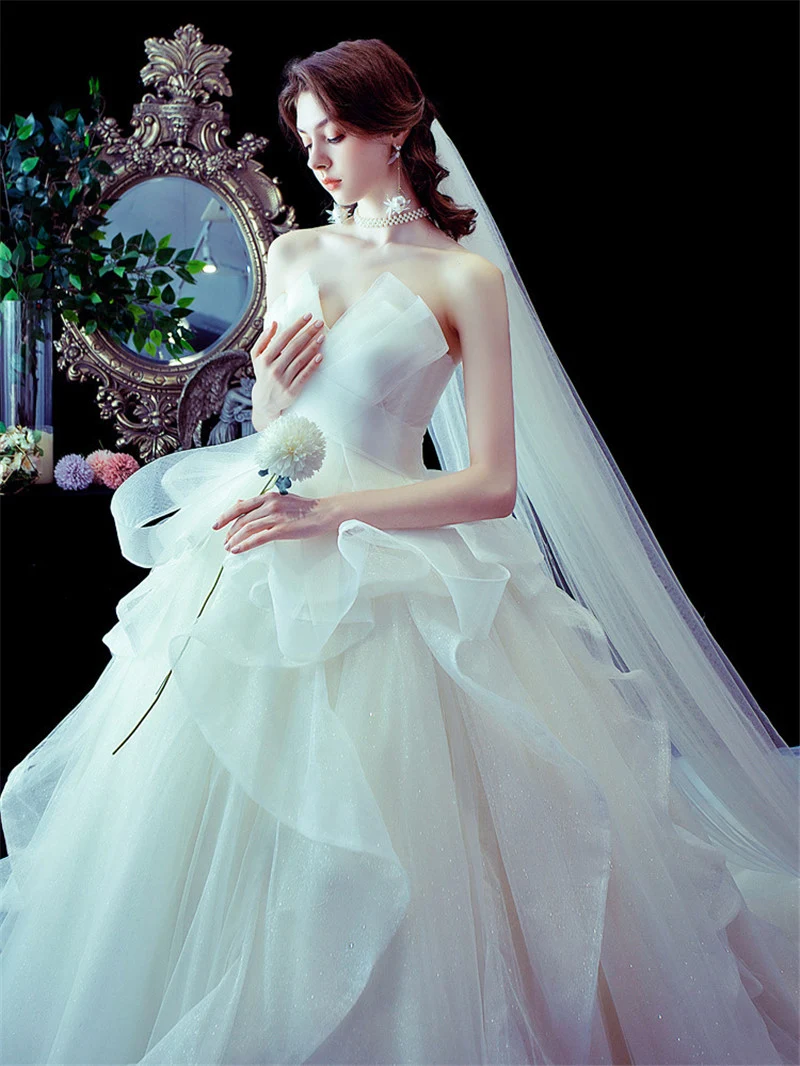 Vestido francês, temperamento elegante, cauda longa, céu estrelado e floresta. Ideal para um sonho. Perfeito para momentos especiais. — foto 1