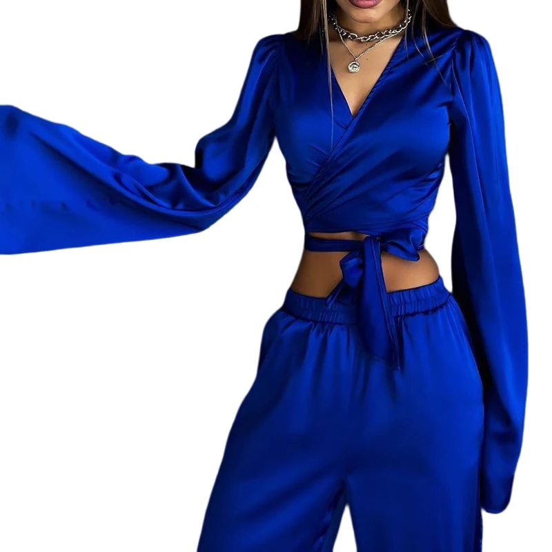 Conjunto feminino com top de manga longa e calças de perna reta. Elegância e conforto para um visual sofisticado em diversas ocasiões. — foto 1