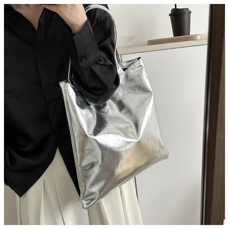 Große, tragbare Schultertasche mit Struktur und Glanz. Weiches PU-Material, geräumig und perfekt für den täglichen Gebrauch und Berufspendler. — foto 11