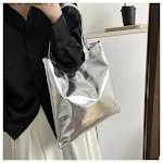 Große, tragbare Schultertasche mit Struktur und Glanz. Weiches PU-Material, geräumig und perfekt für den täglichen Gebrauch und Berufspendler. — foto 11
