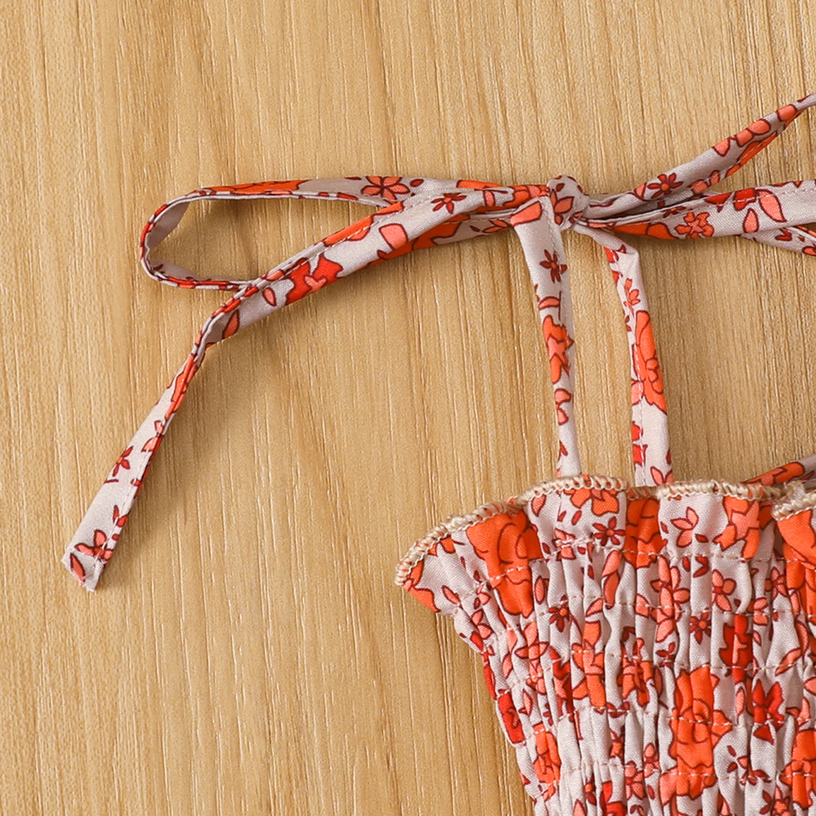 Macacão floral plissado de verão para meninas. Conforto e estilo para dias ensolarados e passeios. — foto 4