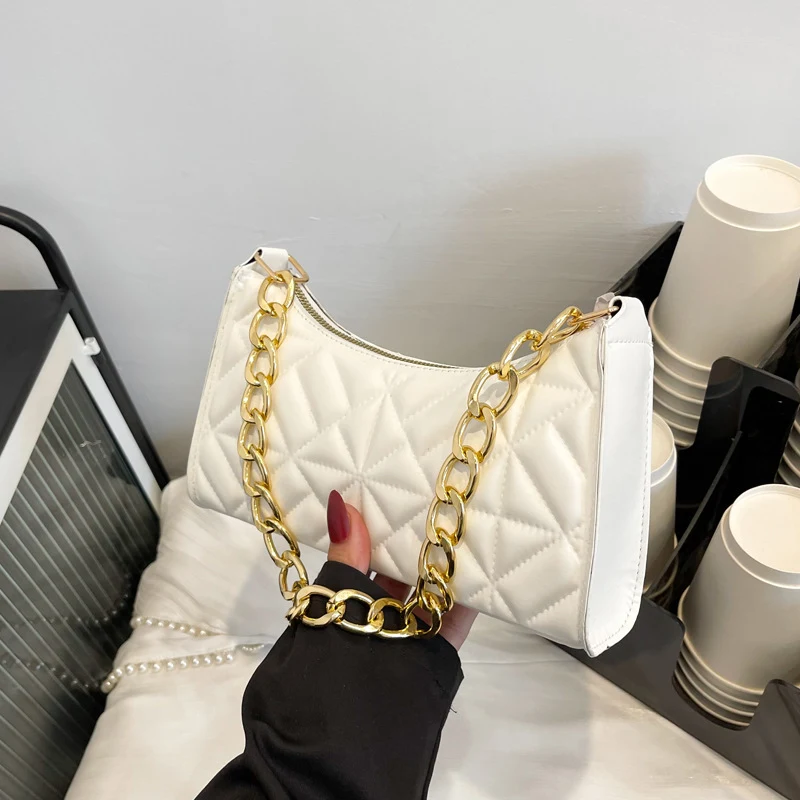 Bolsa de ombro casual com design contrastante, perfeita para um visual moderno e funcional. Combina estilo e praticidade para o dia a dia. — foto 1