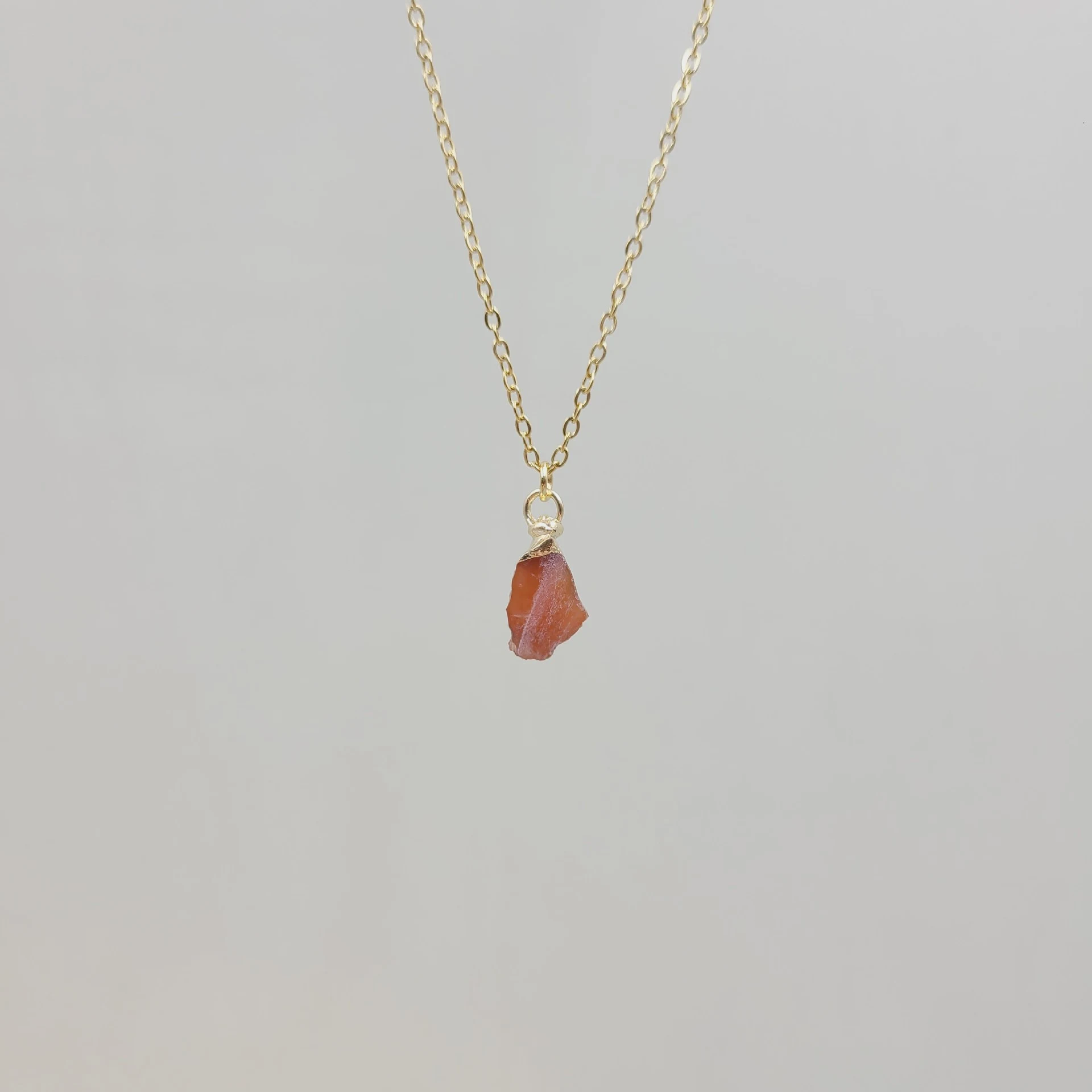 Colar com pingente de pedra de cristal natural irregular e corrente de aço inoxidável, acessório elegante e sofisticado. — foto 16
