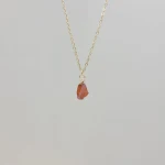 Colar com pingente de pedra de cristal natural irregular e corrente de aço inoxidável, acessório elegante e sofisticado. — foto 16